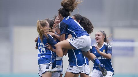 Las jugadoras del Oviedo femenino celebran el gol de la victoria ante el Sporting