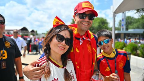 Aficionados espa�oles en los aleda�os del estadio en el que se disputar�n las semifinales del Mundial entre Francia y Espa�a.