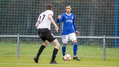 David Iglesias controla un esf�rico ante la presencia de Omar, futbolista del Caudal