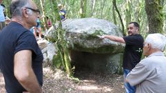 Visitantes en el dolmen de Leira Rapada, en Vilat�n (O Savi�ao)