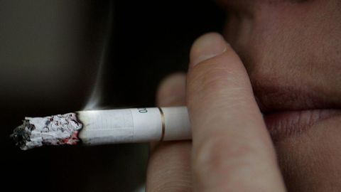 Ser fumador pasivo aumenta hasta un 30% el riesgo de ictus o infarto