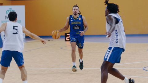 Gabe Kalscheur, del COB, con el baln.