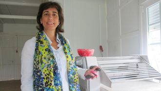 María del Carmen Sánchez comercializa empanadas de algas