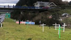 Las cruces colocadas por el comit� de empresa de la planta de Servia fueron retiradas a las pocas horas.