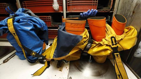 Botas, trajes de agua y arneses de seguridad, preparados para ponerse lo ms rpido posible