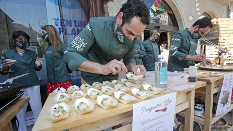 Un cocinero prepara un plato en la presentaci�n de Pontevedra Capital Gastro