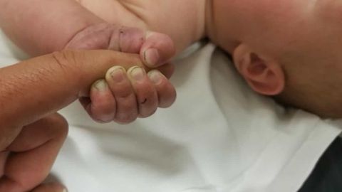 Fotograf�a difundida por la oficina del Sheriff de Missoula que muestra la mano del beb� con tierra entre las u�as