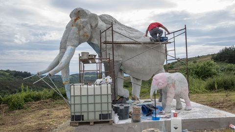 Una gran escultura rememora la presencia del mamut en O Incio