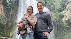 Mara y Jos con Alonso, su beb arcoiris