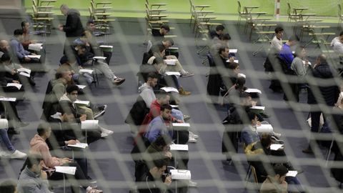 Aspirantes realizan la prueba te&oacute;rica de unas oposiciones, en una imagen de archivo.