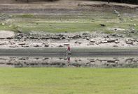 <span lang= es-es >Nivel bajo en Cachamu��a</span>. La ciudad se abastece exclusivamente del agua del r�o Mi�o desde que comenz� el mes de agosto. La medida se ha adoptado por el bajo nivel del embalse de Castad�n, una situaci�n que suele repetirse cada verano sin producir incidencias en la presi�n del agua. 