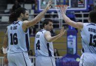 Mc Ghee y Matulionis chocan las palmas en presencia de Sergio S�nchez. 