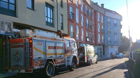 El hombre vive en un tercer piso de un edificio de la calle Atalaia de A Pobra