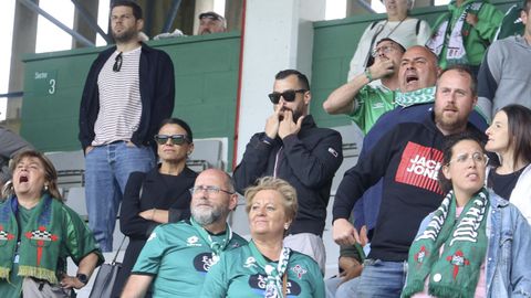Aficionado silbando a los jugadores durante el partido en A Malata.