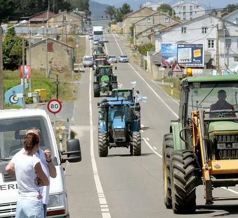 <span lang= es-es >Tractorada</span>. En verano del 2009 los ganaderos mari�anos tomaron con sus tractores las carreteras; la crisis ya era muy grave.
