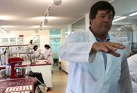 ��igo Alzueta, en los laboratorios de investigaci�n de la compa��a que fund� su padre en 1967. 