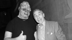 Un actor caracterizado como el Vengador t�xico junto a Lloyd Kaufman