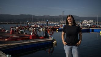 Raquel Souto posa delante del puerto de Cabo de Cruz