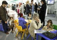 Los ni�os pueden jugar y dibujar en el espacio de la biblioteca p�blica.