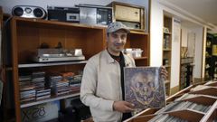 Stefan Hori, propietario de la tienda de discos y vinilos de segunda mano Sof&iacute;a, situada en la avenida das Caldas, en el barrio de A Ponte