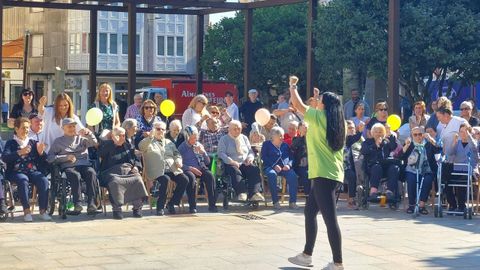 Los usuarios del centro de día de Agadea participaron en una actividad en la plaza del Concello de Ribeira