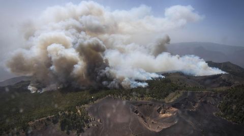 El incendio declarado en la isla de La Palma afecta a entre 1.500 y 2.000 hect�reas de superficie. Unos 200 efectivos y ocho medios a�reos de distintas administraciones trabajan en la extinci�n del fuego. 