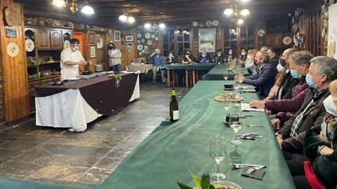 El mes pasado se organiz en Samos una demostracin culinaria para mostrar a los hosteleros de los municipios del grupo cmo preparar diversos platos utilizando como ingredientes la miel y la castaa