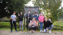 Un grupo de escolares que realizan el Camino de Santiago m�s sostenible, recogiendo los desperdicios