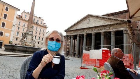 Una mujer, esta ma�ana, a unos metros del Pante�n romano