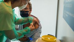 El presidente de la Xunta recibi� este martes la vacuna de AstraZeneca