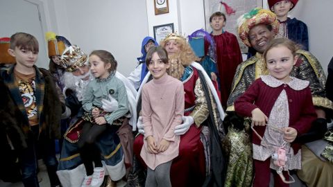 Sus majestades los Reyes Magos de Oriente visitaron la delegacin de La Voz de Galicia en Pontevedra