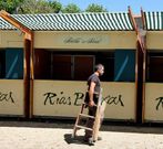 Los preparativos en los puestos se apuraban ayer en A Calzada.