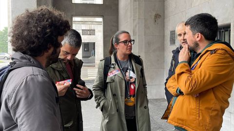 Representantes sindicales de CCOO, Suatea y UGT, ante la Consejer�a de Educaci�n en Oviedo.