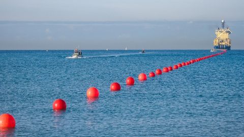 Imagen de colocacin de cable submarino, en este caso de Nokia y en la zona de Calais, en Francia