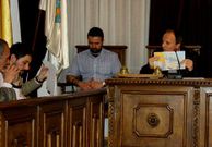 Mois�s Blanco (izquierda) y Eduardo Ojea recurrieron a fotocopias del PXOM en el debate de la calle al cura de Viloira.
