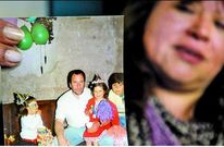 La mujer de Ovidio L�pez, Rita Aibar, muestra una foto de su marido en una fiesta familiar. 