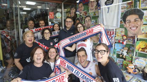 Aficionados del Obradoiro con Epi ante el escaparate de la librer�a Mayso el d�a antes del partido ante el Gipuzkoa