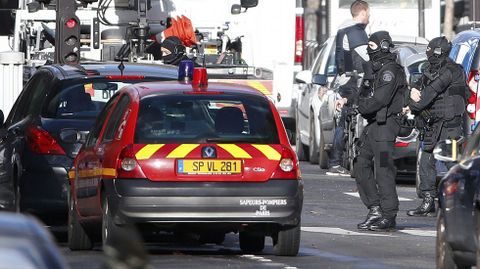 Los artificieros acudieron para examinar el dispositivo que llevaba en el cuerpo el atacante.