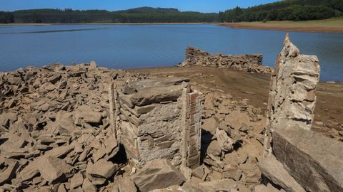 Ruinas de las viviendas expropiadas y derruidas para construir el embalse, ayer en el lugar de Corti�as de Abaixo, en Vilaboa