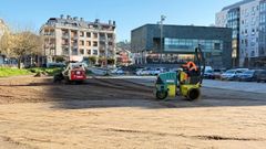 Trabajos de mantenimiento en la explanada del p�rking disuasorio de A Tafona, en Caldas de Reis