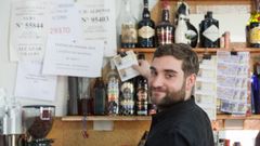David Eimil, detr�s de la barra del bar Cascudo, que vendi� su loter�a de Navidad en 6 d�as de julio