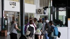 Usuarios del transporte p�blico en la estaci�n de autobuses de Lugo
