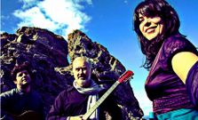 Gonzo Pi�a, Pepe Pi�a e Iria Est�vez han pasado ya por Cee, Fisterra, Laxe o Mux�a. Hoy, toca Vimianzo.