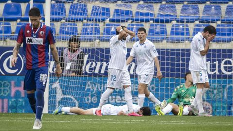 Los jugadores del D�por se lamentan tras el gol encajado en Huesca