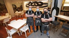 Los socios del Bagos, en Pontevedra, taper�a que no puede servir cenas por no tener licencia de restaurante