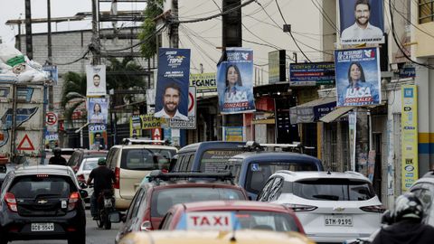 Pancartas de varios candidatos a la presidencia de Ecuador, ayer en una calle de Guayaquil