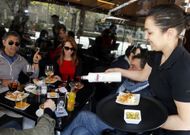 La hosteler�a -en la foto, un negocio de Ribeira- ayud� a reducir el empleo en el �ltimo mes. 