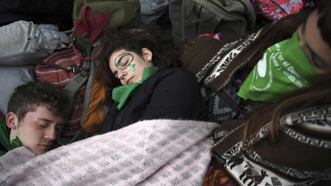 Manifestantes proabortistas y contrarios a la legalizaci�n se manifestaron frente al Parlamento de Buenos Aires durante el debate del proyecto del ley