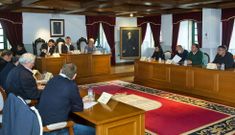 Alcaldes y ediles, al inicio del encuentro celebrado ayer en el sal�n de plenos de Ortigueira. 