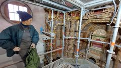 La restauradora Mar�a Dolores Lago ante el retablo barroco de la capilla de las reliquias, en una imagen de principios del pasado mes de marzo
